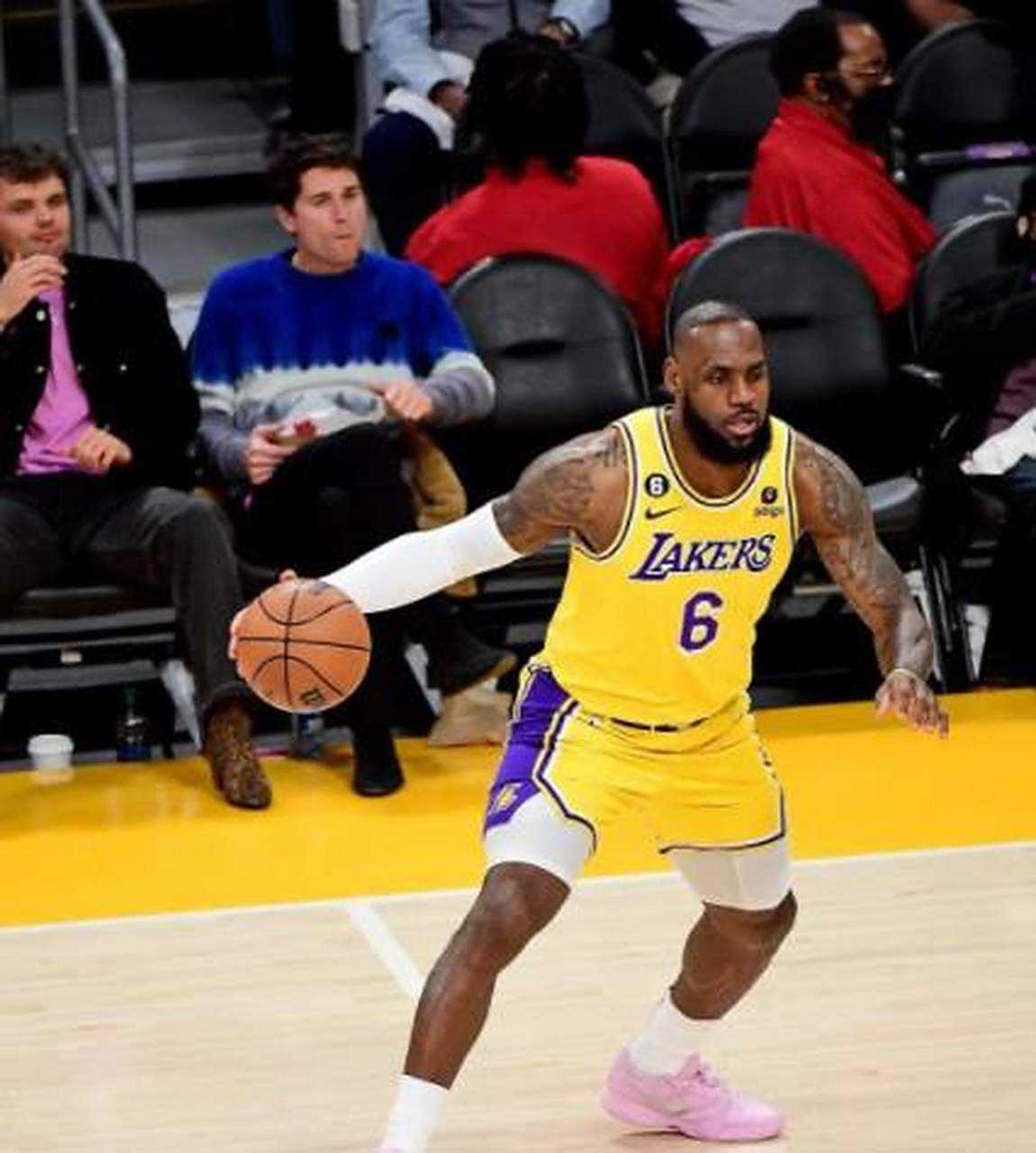 PG在线网站-湖人球员詹姆斯伤愈复出，期待再现神勇表现